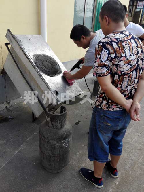 云南客户考察电加热蒸汽清洗机效果